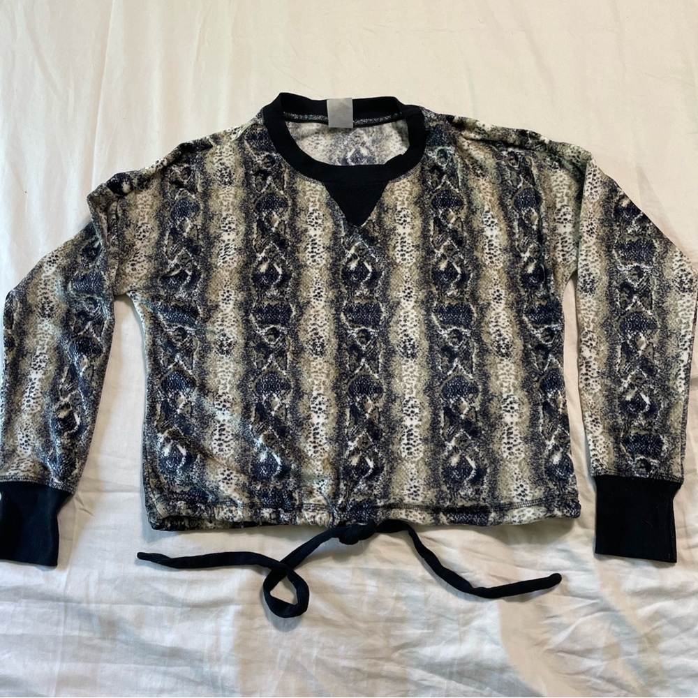 No Boundaries Black and Tan Snakeskin Print Knit Top with Tie Waist Sz M (7-9)
